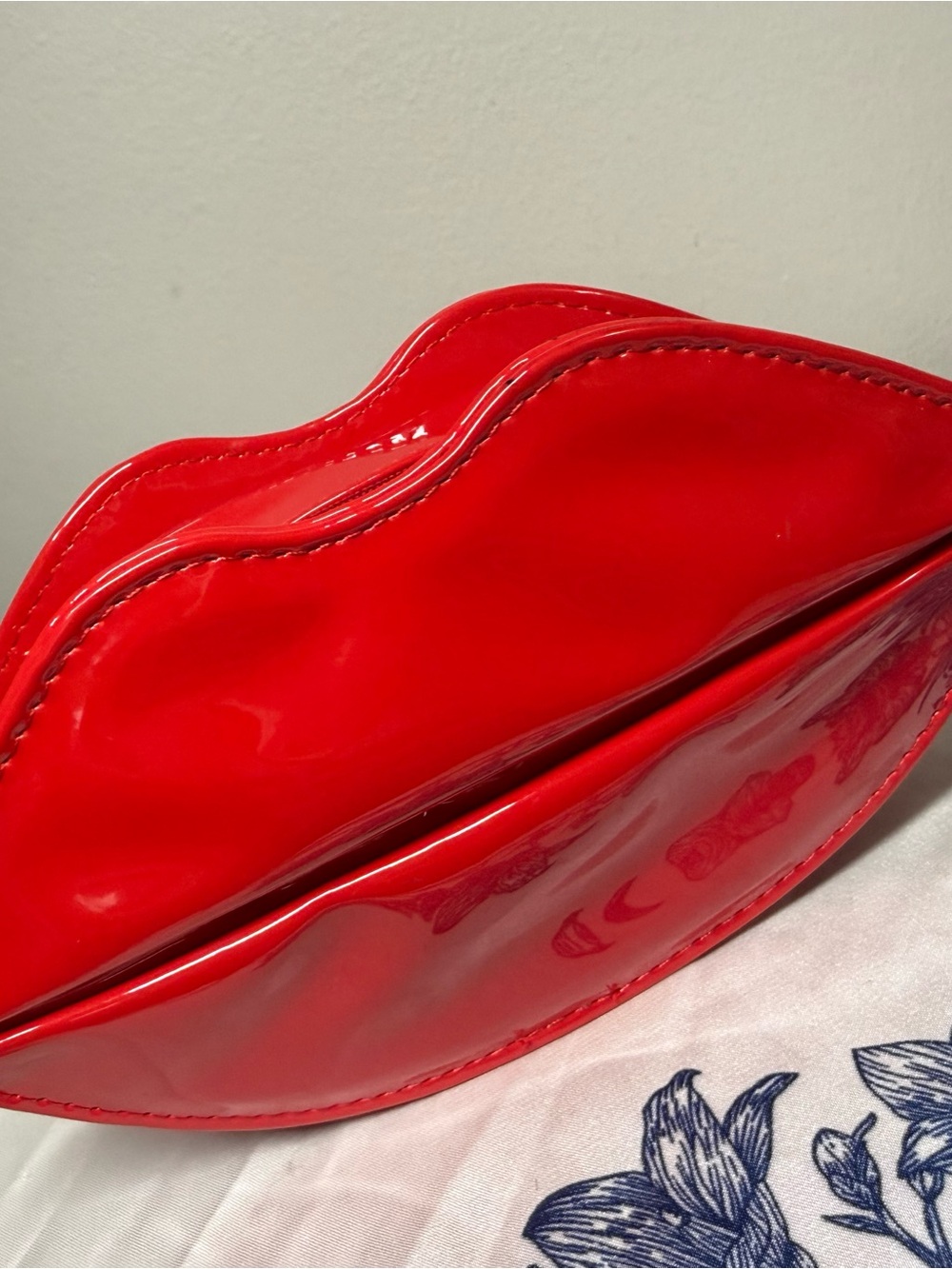 Patent Red Lip-Shaped Clutch - - Picture 3 of 6
